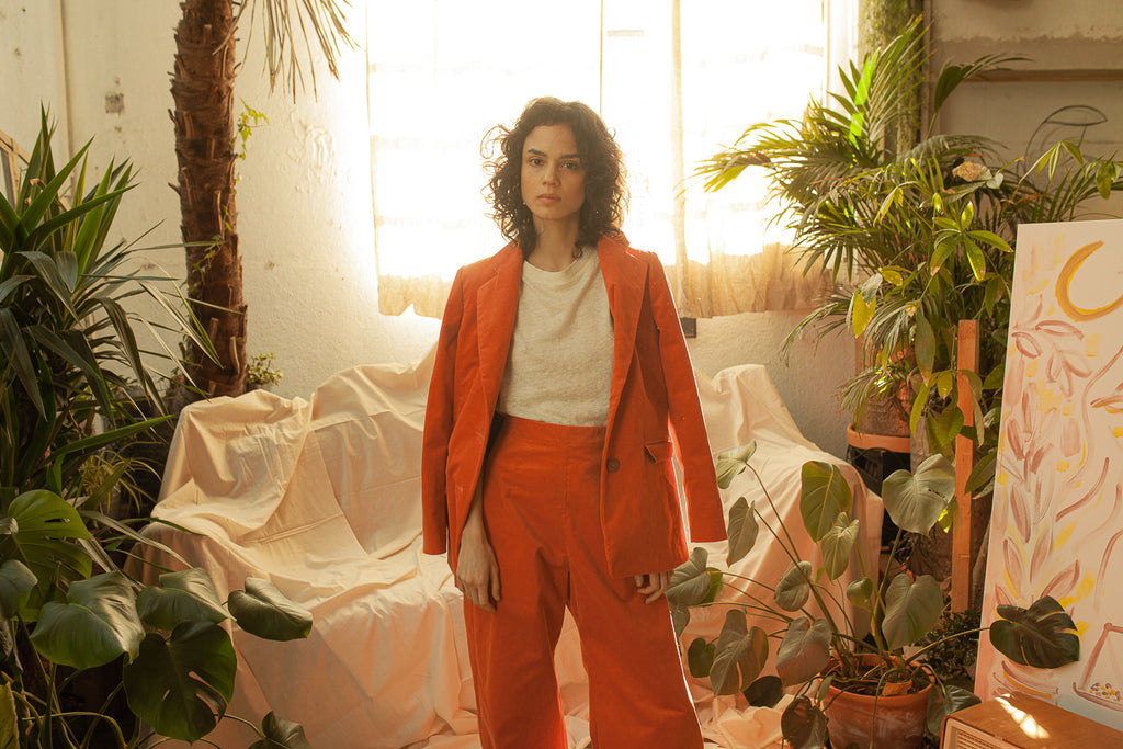 GOTS organic cotton corduroy suit Annaelle & Ambra in Fire Coral, custom-fit, made in Zurich.